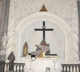 Auvergne-Rhône-Alpes-Nef-Eglise-Saint-Hugues