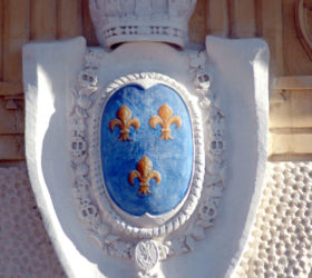 Détail du blason de l'arc triomphal de Montpellier